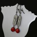 Kolczyki Algiz z czerwonym koralem - srebro oksydowane