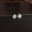 Srebrne kolczyki geometryczne w kształcie czteroliścia