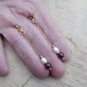 Kolczyki granaty z perłą - stal złocona, chainmaille (ok. 6,3 cm)