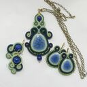 Małe kolczyki sutasz z jadeitami - haft soutache w kolorach zieleni i granatu