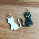 Wiszące drewniane kolczyki CZARNY KOT z żywicą