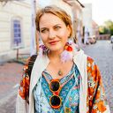 Kolczyki boho z kolorowymi piórami i kwiatami - lekkie szaleństwo