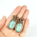 Wiszące kolczyki z turkusowym howlitem i miedzianym wire wrapping