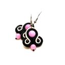 małe czarno-różowe kolczyki sutasz