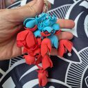 Kolczyki kwiaty czerwono -niebieskie, leciutkie, obłędne zwracają uwagę, kolczyki które wyglądają tak