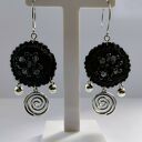 Czarne kolczyki szydełkowe że spiralnymi zawieszkami