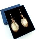 Kolczyki z żywicy - lekkie i błyszczące w technice wire wrapping
