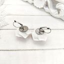 Wiszące kolczyki róże 2,5 cm, białe z różowym środkiem, kolczyki romantyczne eleganckie