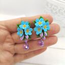 Kolczyki sztyfty z bukiecikiem niezapominajek i fioletową fasetowaną koraliką, glina