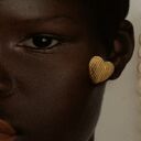 Złote kolczyki serca