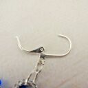 Frywolitkowe kolczyki ze srebrnej, metalizowanej nici z szafirowymi koralikami, kolczyki koronkowe