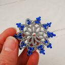 Frywolitkowe kolczyki ze srebrnej, metalizowanej nici z szafirowymi koralikami, kolczyki koronkowe