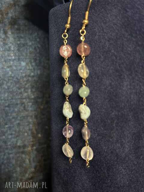 Wiszące kolczyki z tęczowymi kamieniami w kolorze złotym