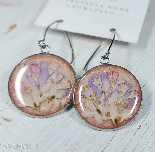 Kolczyki z suszonymi kwiatami zalanymi żywicą