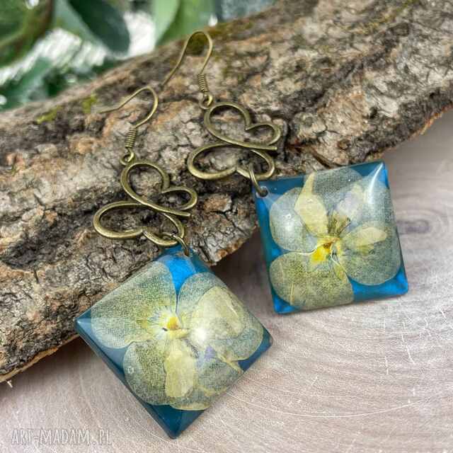 Kolczyki z kwiatami na kolorowym tle k333