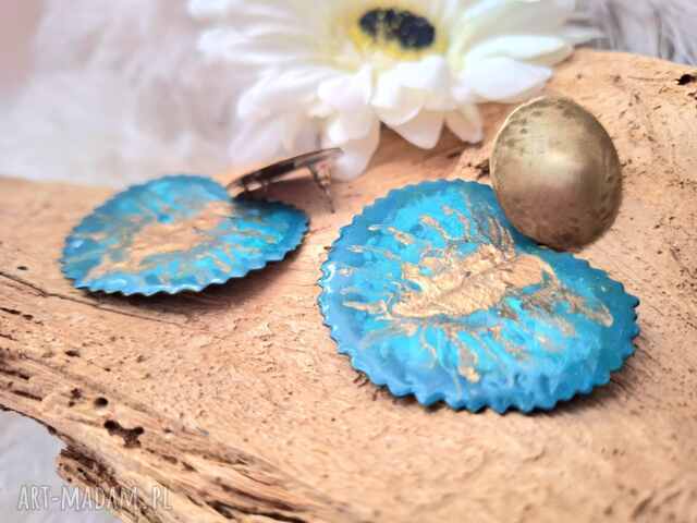 Letnie efektowne kolczyki mosiężne w kształcie liścia