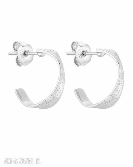 Srebrne kolczyki wstążki