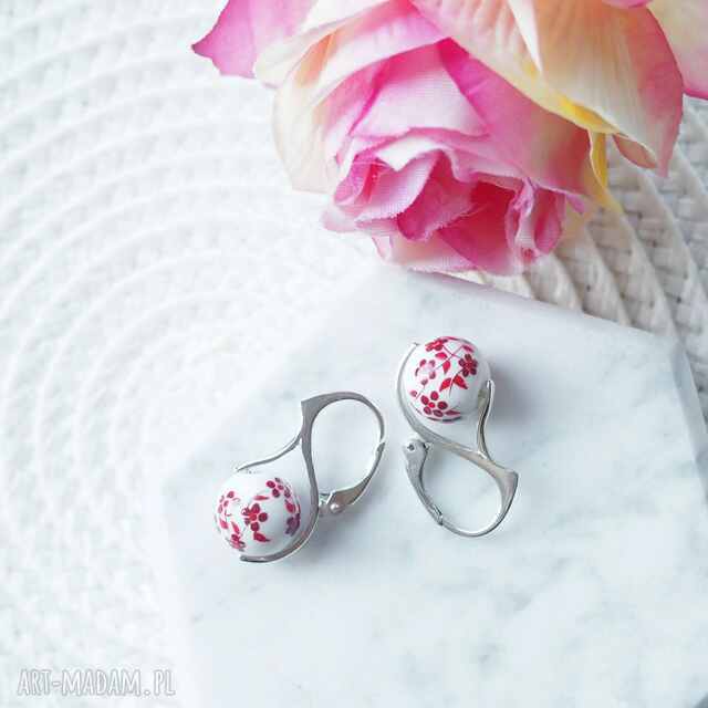 Srebrne kolczyki z ceramicznymi malowanymi kulami