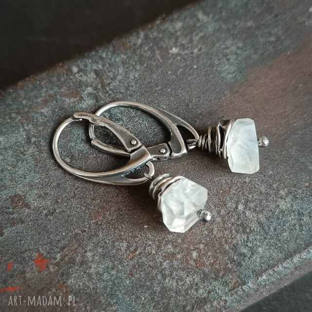 Magia kamienia księżycowego - srebrne kolczyki