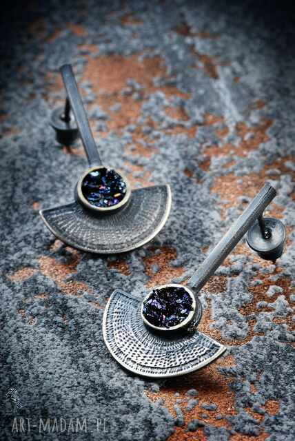 Srebrne kolczyki wkrętki półksiężyce, kolczyki z karborundem, egipskie kolczyki z czarnym oczkiem