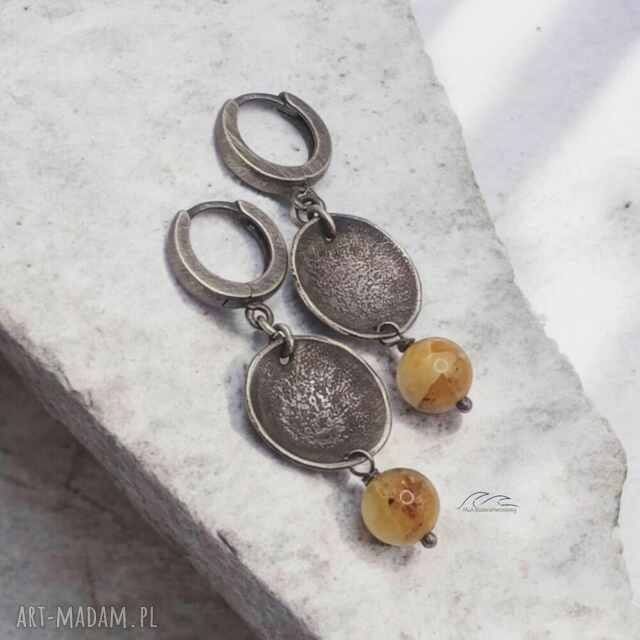 Srebrne z bursztynową kulką