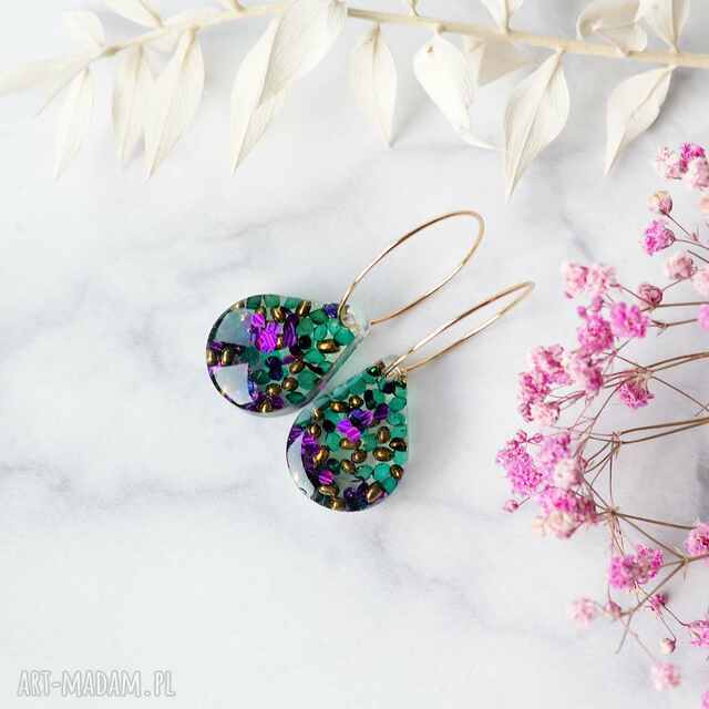 Śliczne kolczyki z żywicy i stali chirurgicznej