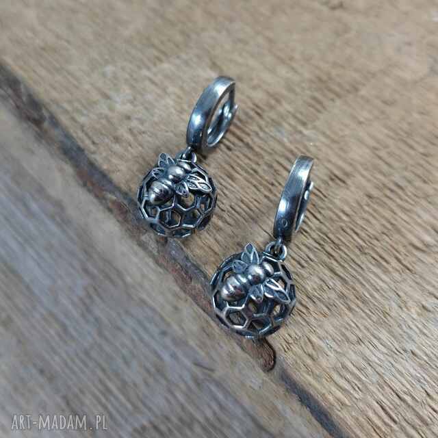 Kolczyki - kula z pszczołą