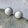 Srebrne sztyfty z białymi perłami d120 - eleganckie białe kolczyki perły