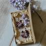 fioletowe kolczyki biżuteria w stylu retro i vintage z kwiatem bzu kolczyk drewniane