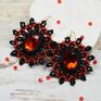 Eleganckie kolczyki z przepięknie mieniącymi się kryształami i szklanymi koralikami w odcieniach czerwieni
