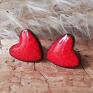 od piękne kolczyki ceramiczne w kształcie czerwonych serc umocowane na biżuteria od serca