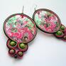 Prześliczne kolczyki, wykonane z ręcznie malowanej masy perłowej, zielonych perełek gniecionych oraz kropelek onyksu. Sutasz