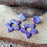 fioletowe kwiatki z gliny polimerowej z modeliny kolczyki z glinki