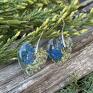 Herbarium Jewelry naturalne kolczyki w kształcie serc z k500 żywicy z niebieskimi kwiatami