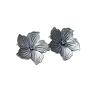 Kolczyki wykonane ze srebra pr. 925 w połączeniu z cyrkoniami 3mm oraz srebrnymi kwiatami. Wielkość kwiatka 30mm. Metaloplastyka