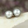 białe z srebrne sztyfty z perłami doskonale podkreślą stylizacje utrzymane perłowe kolczyki