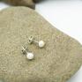 Śliczne delikatne kolczyki z perłą naturalną słodkowodną. Wykonane ze srebra próby 925 Średnica perełki to 5mm Waga 0,7 gram. Srebrne