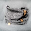 Dzianinowy komin męski handmade w prążek - grafit z aplikacją camel