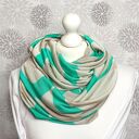 Elegancki komfortowy szal komin na wiosnę