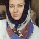 komin uszyty z różnych tkanin rozmiar uniwersalny; Kret po przyjacielsku drapał psa