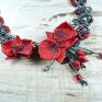 Przepiękny czerwono szary komplet biżuterii z orchideą, w skład którego wchodzi naszyjnik i bransoletka