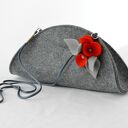 Mała Szara Filcowa Torebka Kopertowka z Czerwonymi Bratkami