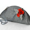 Mała Szara Filcowa Torebka Kopertowka z Czerwonymi Bratkami