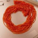 Pomarańczowy długi naszyjnik z koralików 50 cm - delikatny sznur boho (ręcznie dziergany)