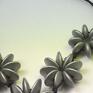 korale drewniane srebrne kwiaty, w kolorze srebrnym naszyjnik