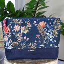 Kosmetyczka wodoodporna łąka na granacie