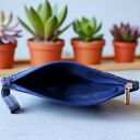 Kosmetyczka płaska do torebki z rączką KWIATY NA GRANACIE