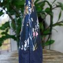 Kosmetyczka wodoodporna łąka na granacie