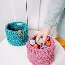 Kwiatowy koszyk do zawieszenia na ścianę - handmade na kosmetyki i spinki