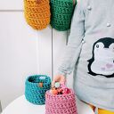 Kwiatowy koszyk do zawieszenia na ścianę - handmade na kosmetyki i spinki